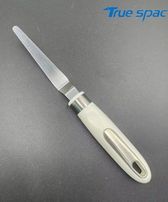 The stainless steel long spatula with an ergonomic handle is suitable for cake decoration and batter spreading