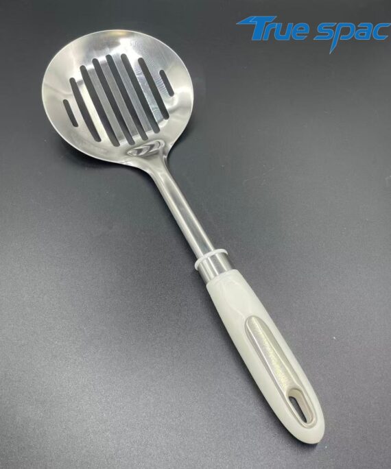 High-quality stainless steel kitchen tools, long-handled skimming spoons, easy to clean metal tools