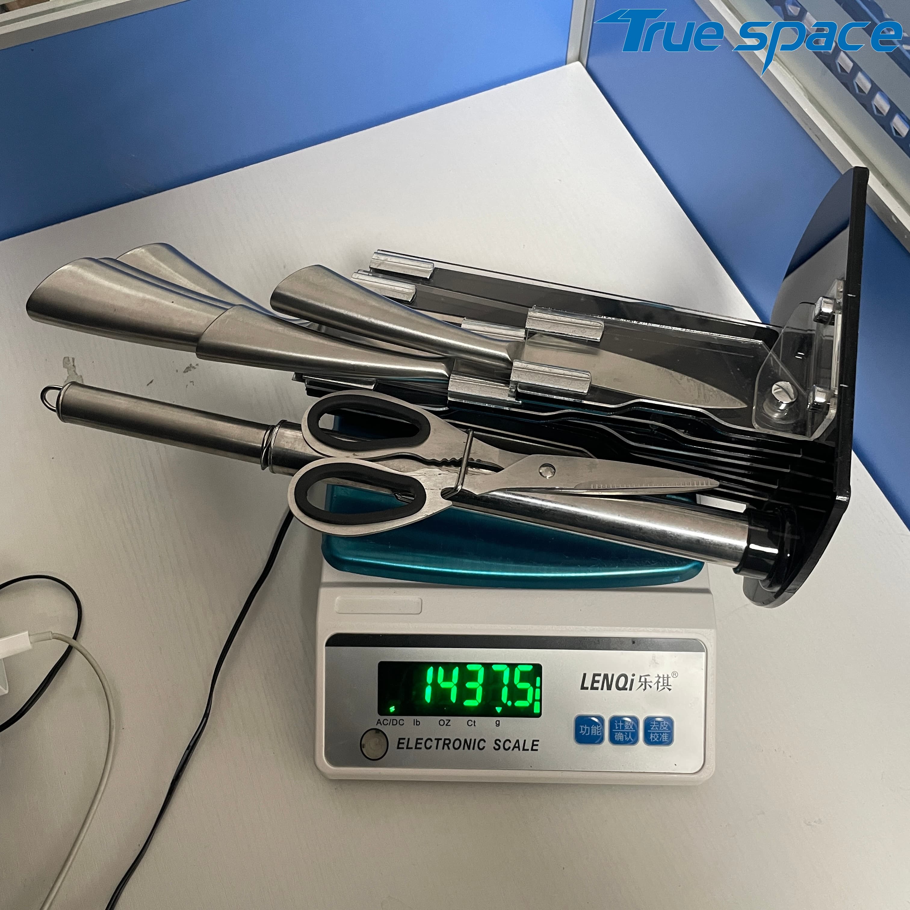 The Chef Uses a 8-piece Professional Kitchen Knife Set, Which Comes with an Acrylic Base and a Knife Sharpener - Image 40