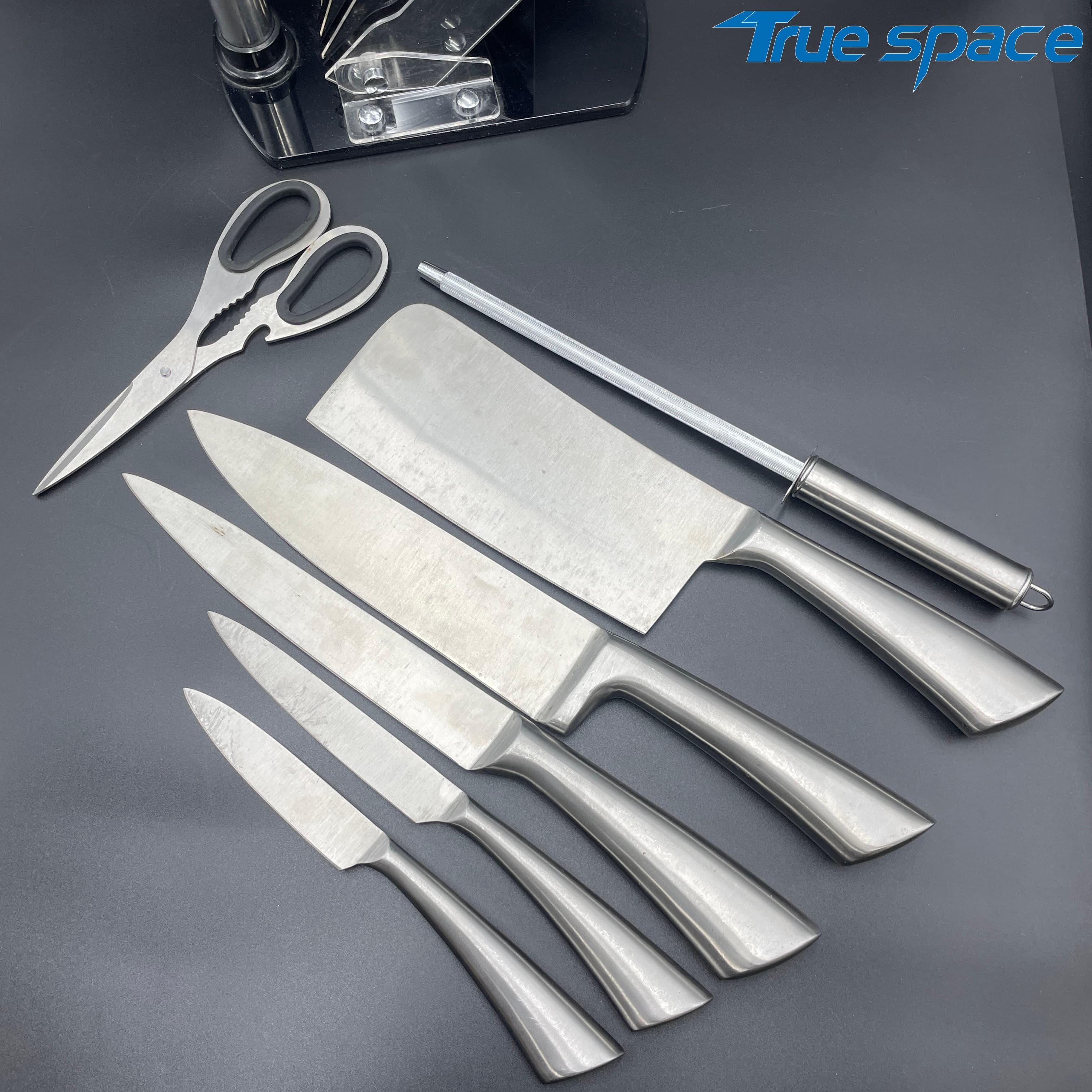 The Chef Uses a 8-piece Professional Kitchen Knife Set, Which Comes with an Acrylic Base and a Knife Sharpener - Image 7