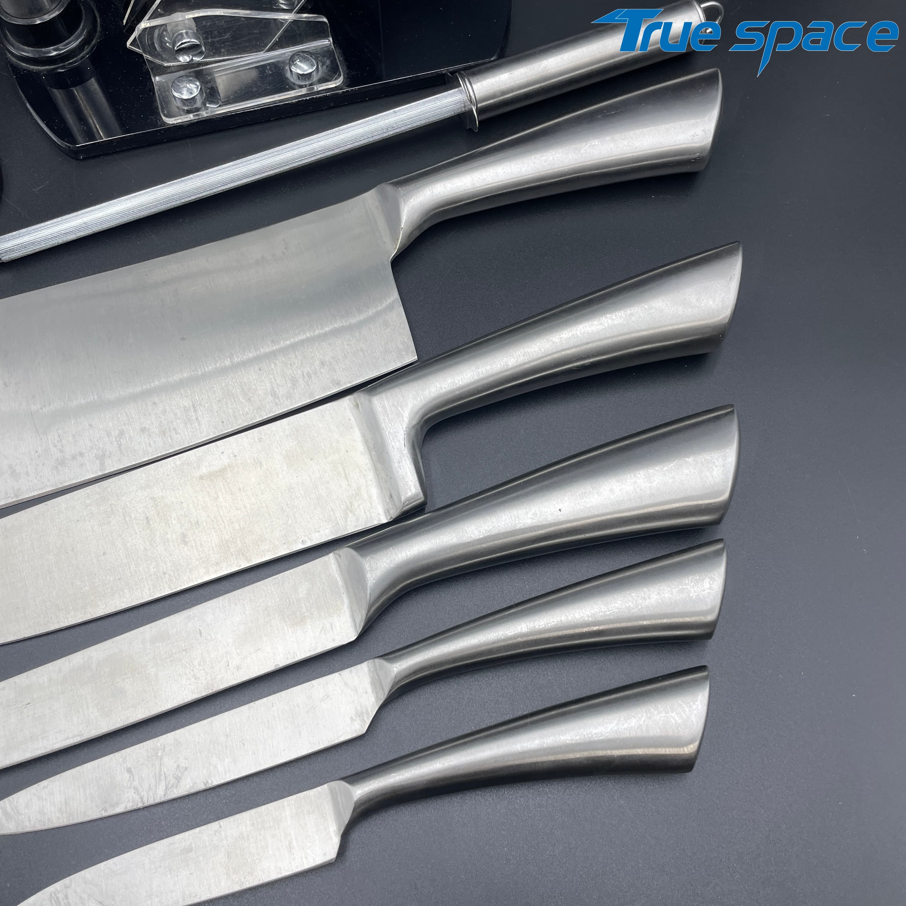 The Chef Uses a 8-piece Professional Kitchen Knife Set, Which Comes with an Acrylic Base and a Knife Sharpener - Image 9
